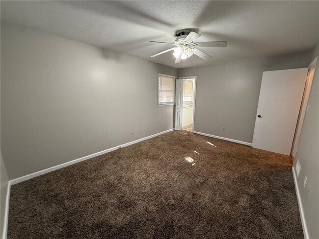 Building Photo - 481 NW Woodland Dr