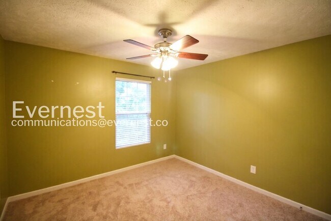 Building Photo - 3 Bed/2.5 Bath Townhome with Garage / Pet-Friendly / Coming Soon!
