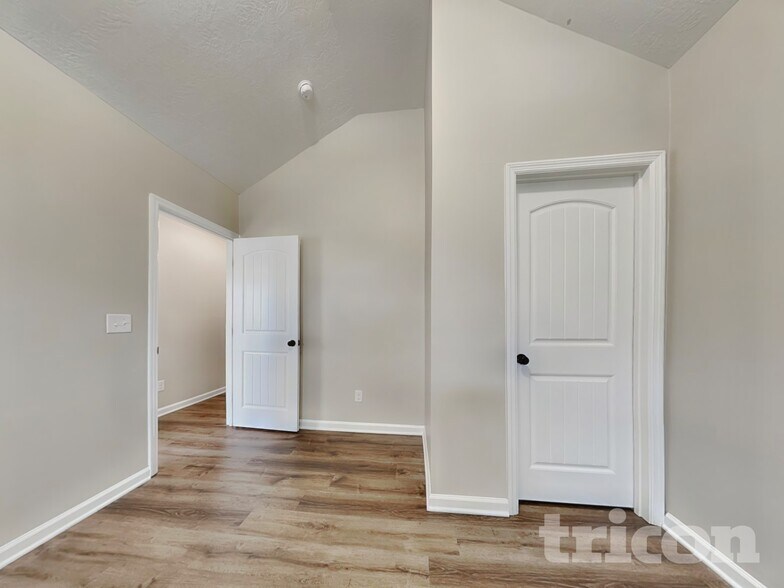 Building Photo - 1329 Royal Oak St