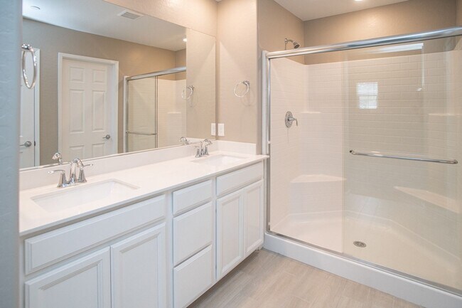 Building Photo - Gorgeous Townhome 3/2 in Santa Rosa Community in Summerlin!