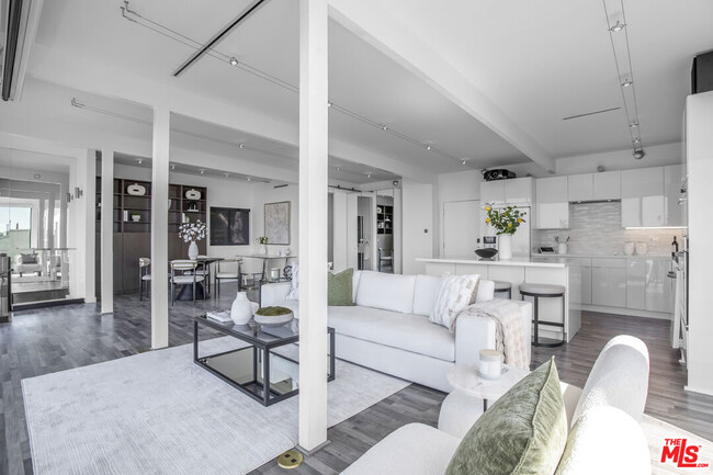 Building Photo - 8506 Magnolia Dr