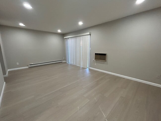 Building Photo - Nice 3br/1.5ba Town Home. Great school. Wa...
