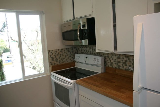 Building Photo - 400 N Acacia Ave