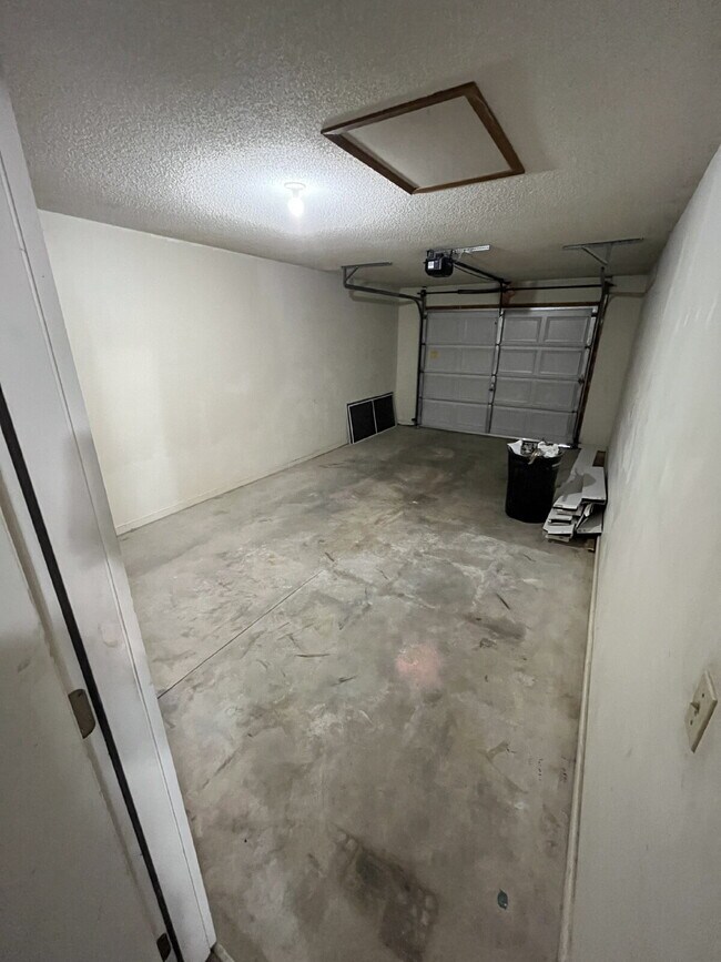 Building Photo - "2-Bedroom Duplex in Sidney, OH - 342 West Parkwood!"