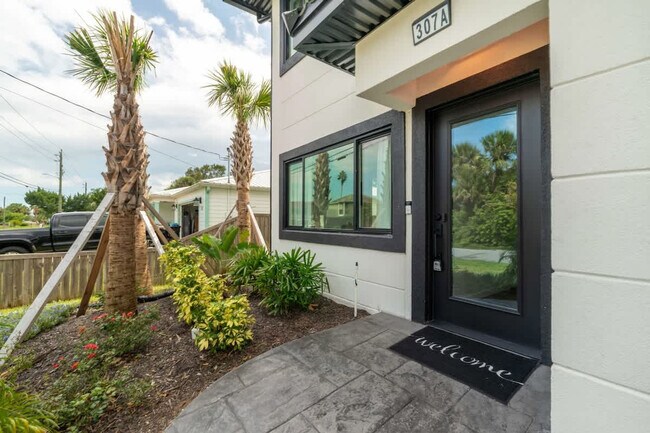 Building Photo - 307 Arricola Ave
