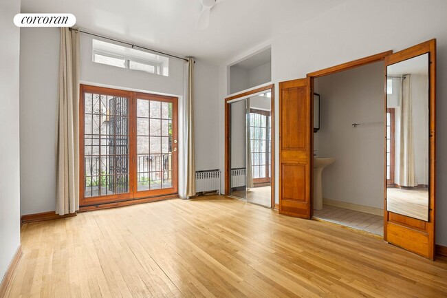 Building Photo - 332 6th Ave