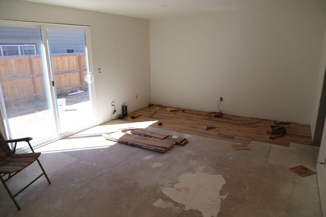 Building Photo - 3 bed/1.5 bath duplex Remodel Done 9/20/2025