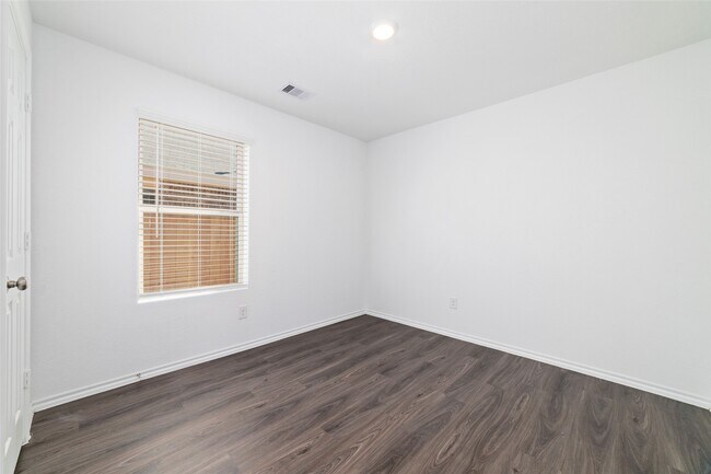 Building Photo - 27022 Vis Fld Dr