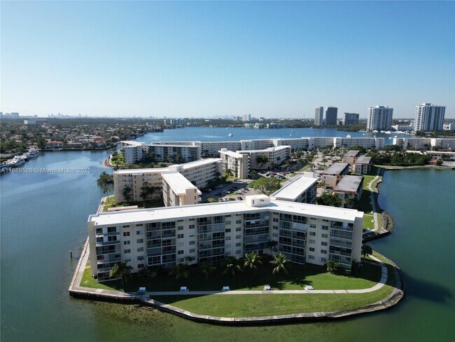 Building Photo - 2999 Point E Dr