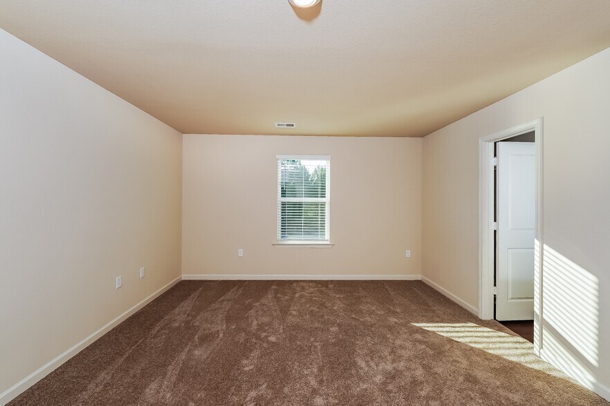 Building Photo - 335 Clover Cir