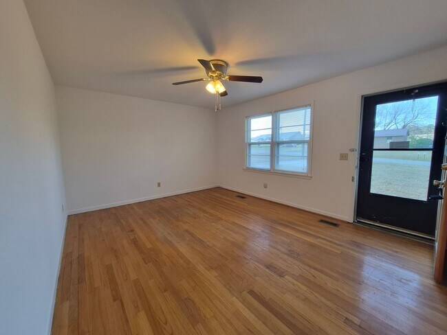 Building Photo - NEW LISTING!!!!!