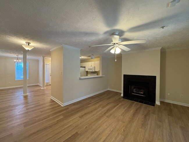 Building Photo - Lovely 2 Bedroom King's Grant Condo