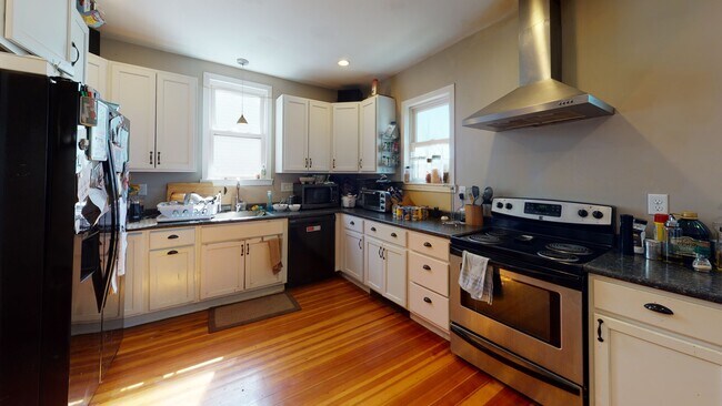 Building Photo - 70 Larch St