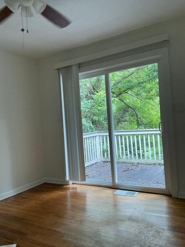 Building Photo - 3 bedroom 2 bathroom house conveniently lo...