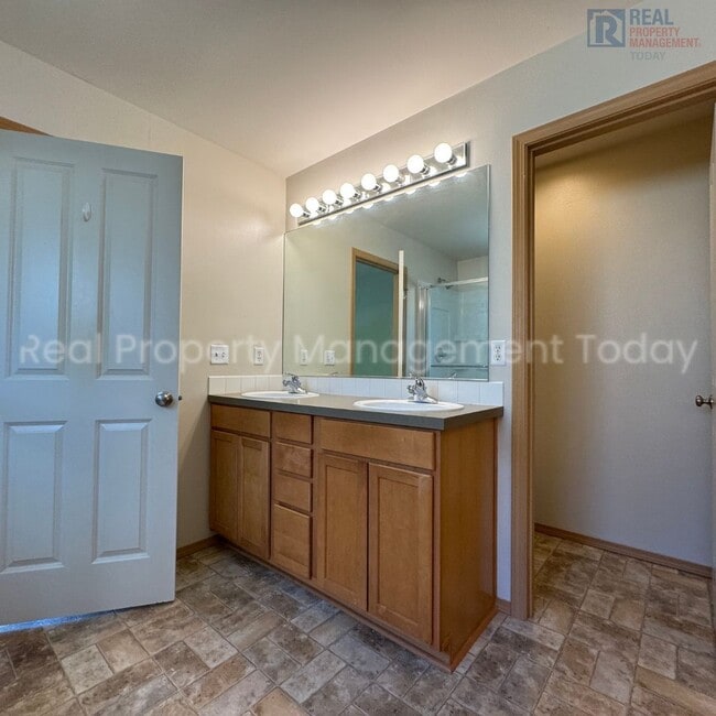 Building Photo - 3 Bedroom With Large Bonus Room!