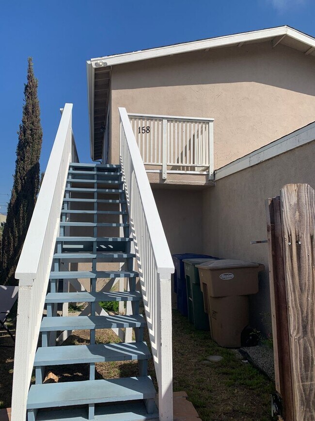 Building Photo - For Lease 2+1 Upstairs Duplex Ventura, CA