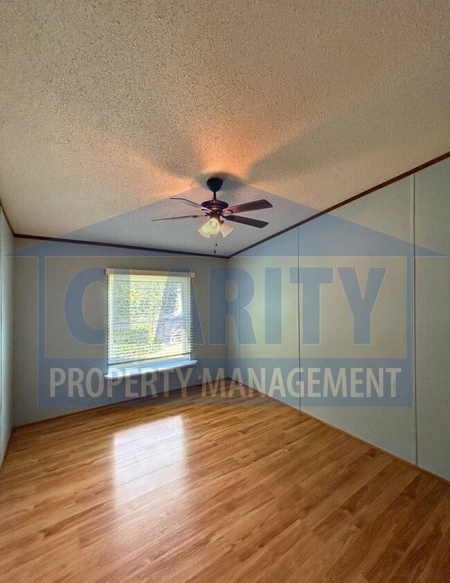 Building Photo - Three bedroom home w/ screened in porch!