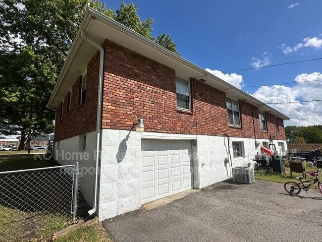 Building Photo - 710 NW Mock Ave