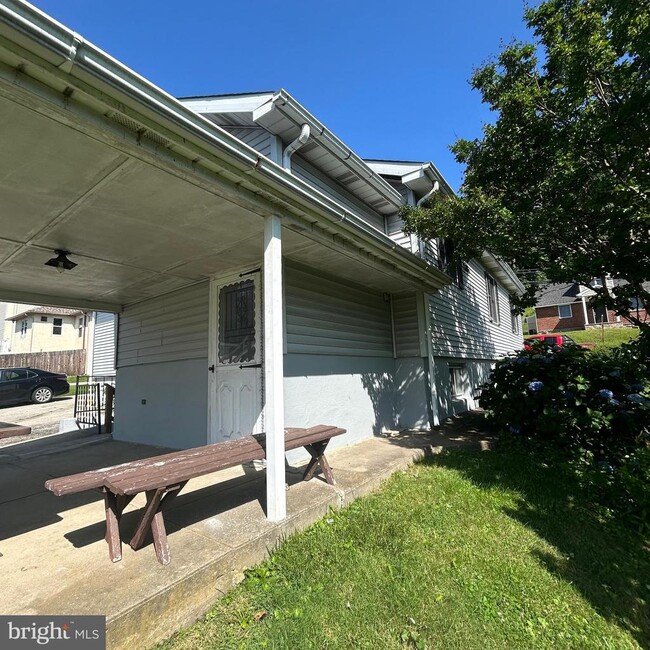 Building Photo - 379 Dehaven St