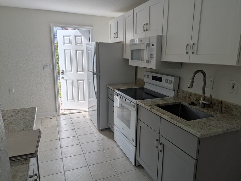 Building Photo - 2706 Pass a Grille Way