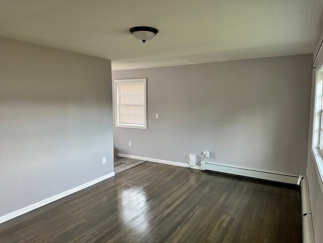 Building Photo - 484 Meriden Ave