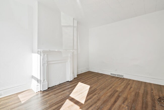 Building Photo - 2 bed 1 bath - great location, spacious, l...