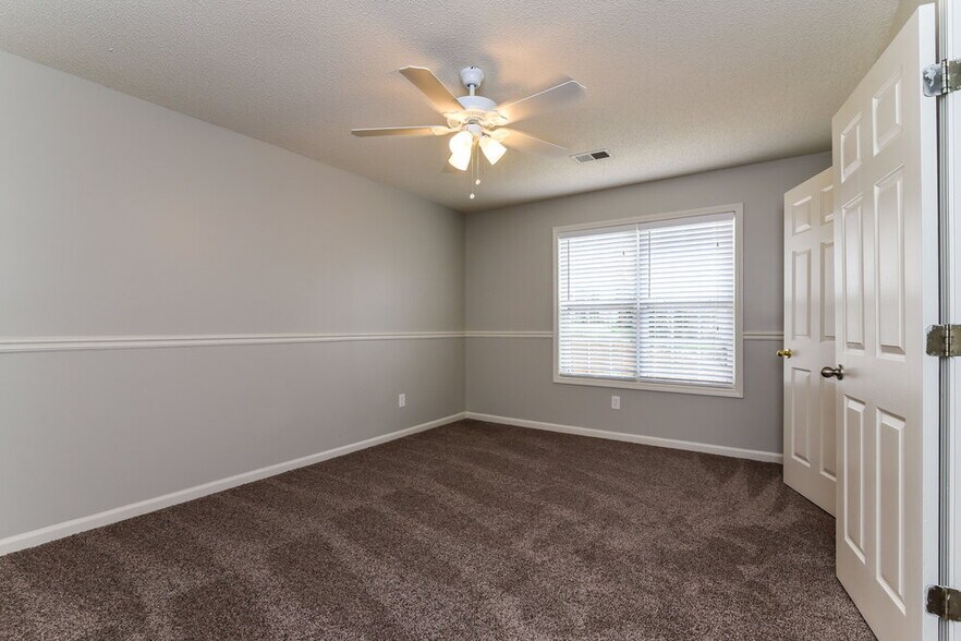 Building Photo - 4323 Chesapeake Trace