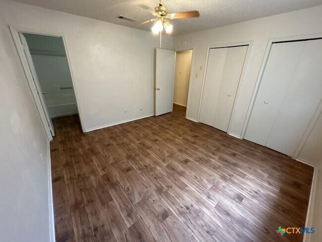 Building Photo - 2108 Carousel Dr