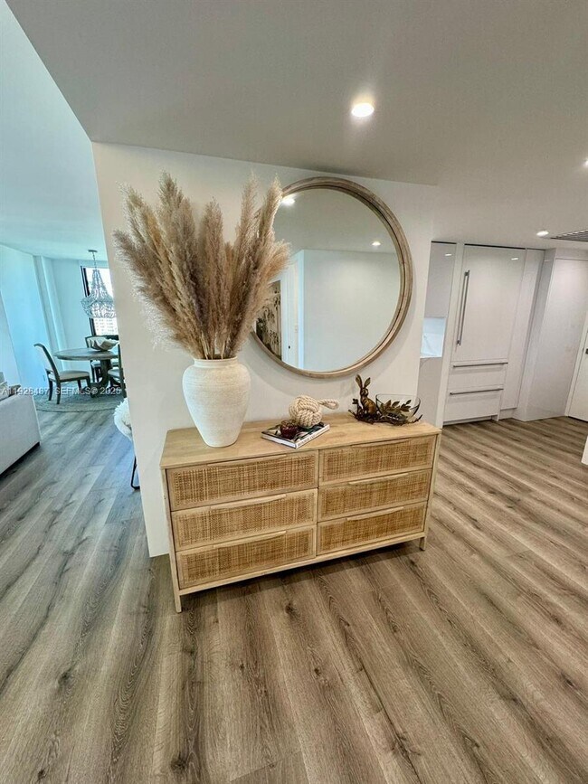 Building Photo - 1121 Crandon Blvd