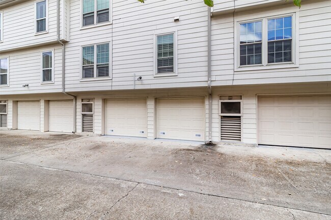 Building Photo - 4710 Post Oak Timber Dr