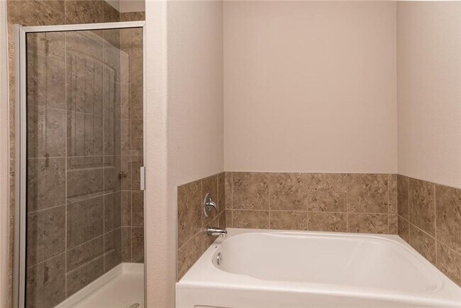 Building Photo - 4 bedroom 2.5 bath in Lowell-south of Promanade