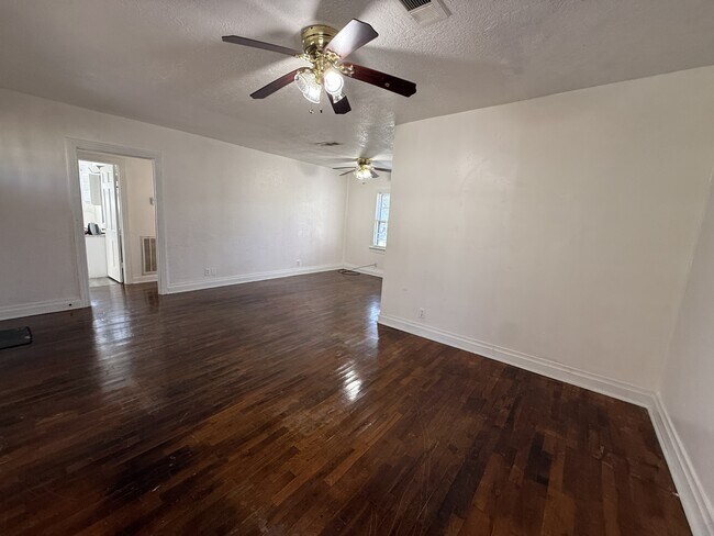 Building Photo - 565 24th St