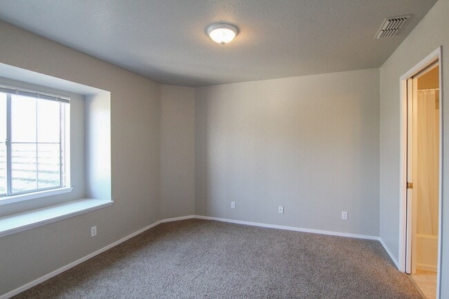 Building Photo - 1172 Burton Dr