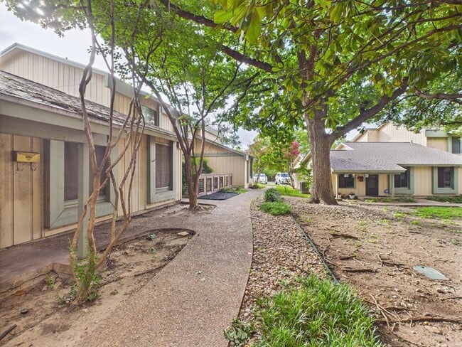 Building Photo - 9520 Quail Village Ln