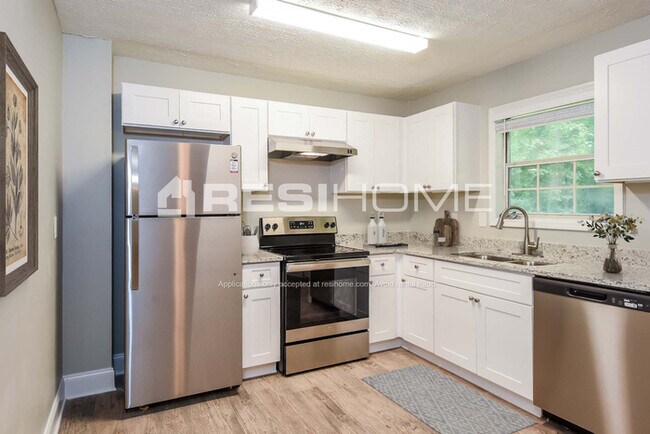 Building Photo - 982 Millwood Dr SW
