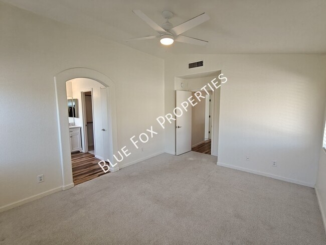 Building Photo - 600 E River Walk Dr