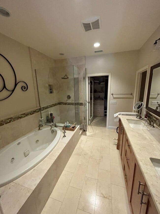 Building Photo - Beautiful 3BD 3.5BA House in La Jolla