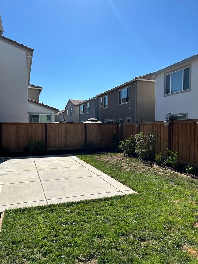 Building Photo - PET FRIENDLY