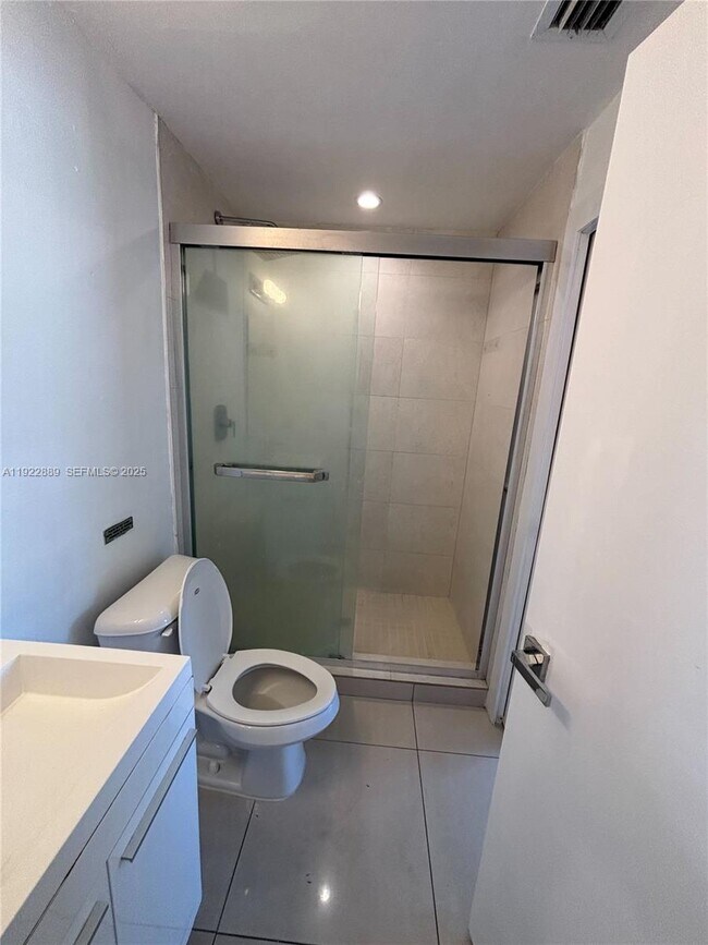 Building Photo - 829 SW 18th Ave