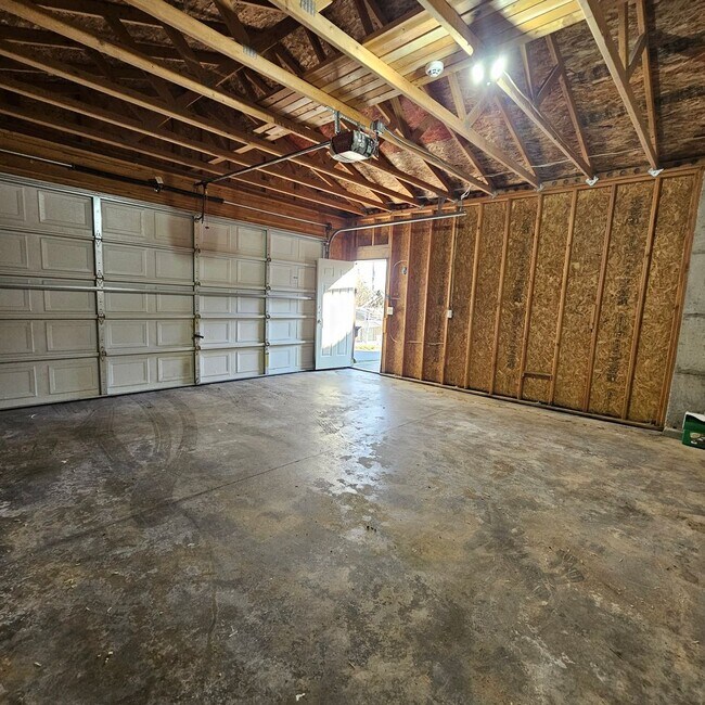 Building Photo - Beautiful Home with Mt. Rainier Views – Close to PSNS & Ferries