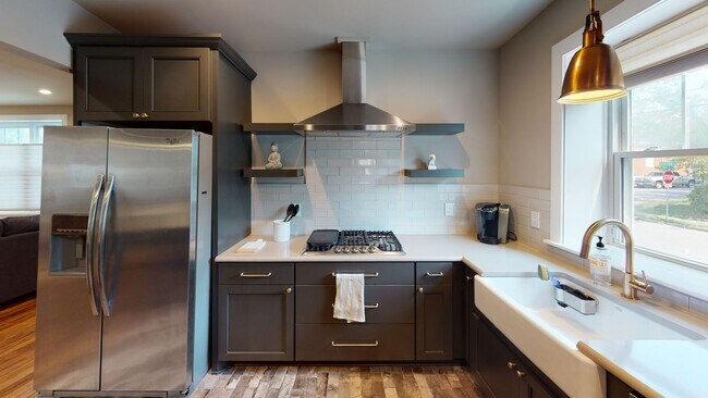 Building Photo - Fully Furnished 2 Bedroom Edgehill Gem- UTILITIES INCLUDED!