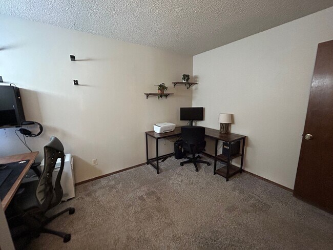Building Photo - 5935 Pemberton Way