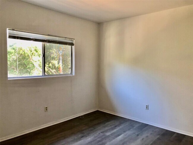 Building Photo - 718 Decker Prairie Dr