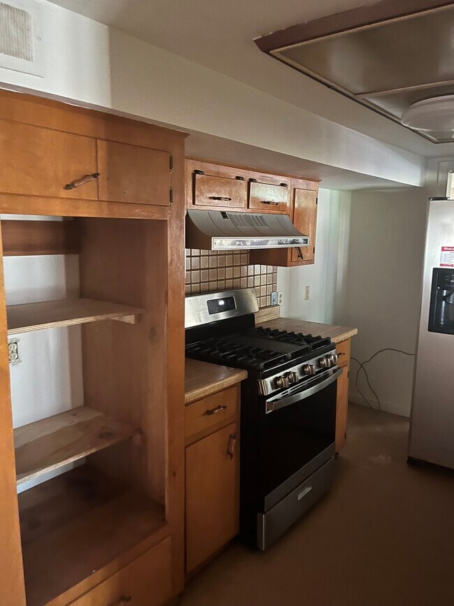 Kitchen - 242 Hollyvale Dr