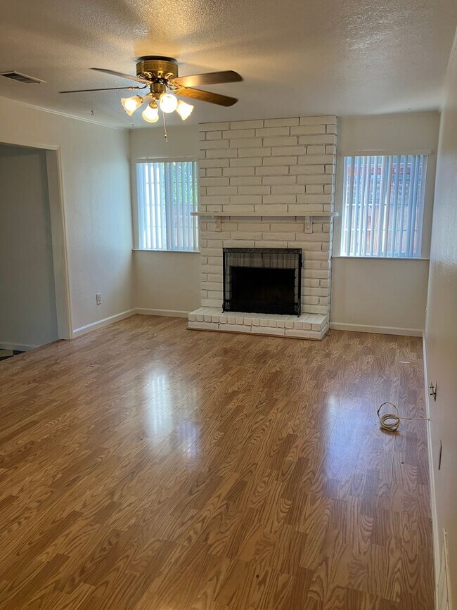 Building Photo - 1704 Ellison Dr