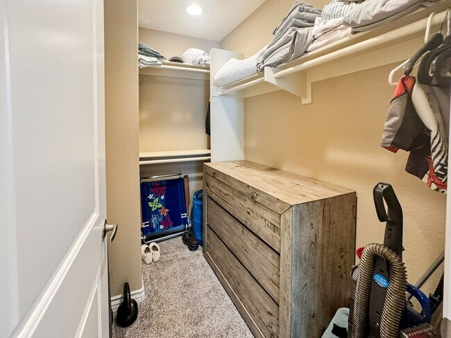 Building Photo - Beautiful Furnished 1 Bedroom, 1.5 Bath Co...