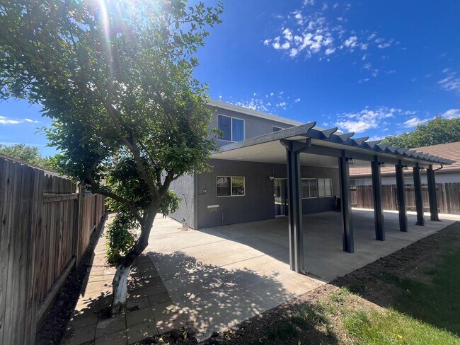 Building Photo - Bright & Spacious Woodland Home with Functional Layout 3 bed/2.5 bath