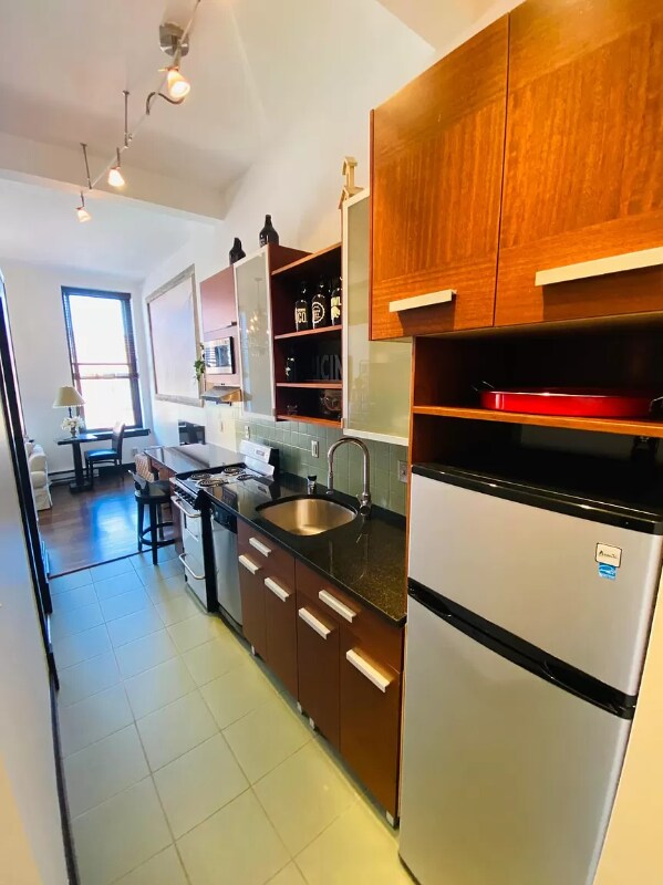 Building Photo - 12 W Poplar Ave