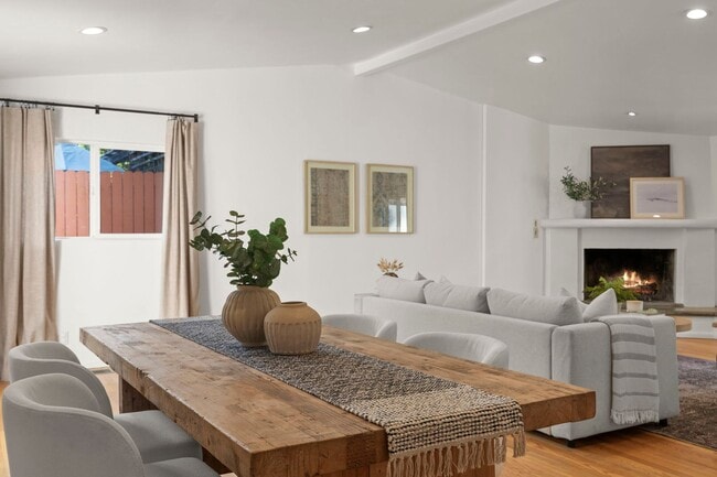 Building Photo - Upscale Downtown Living