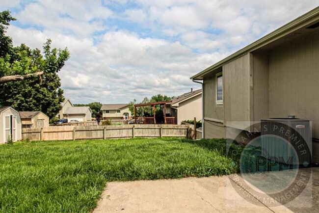 Building Photo - Spacious 3 Bedroom / 3 Bathroom Home!